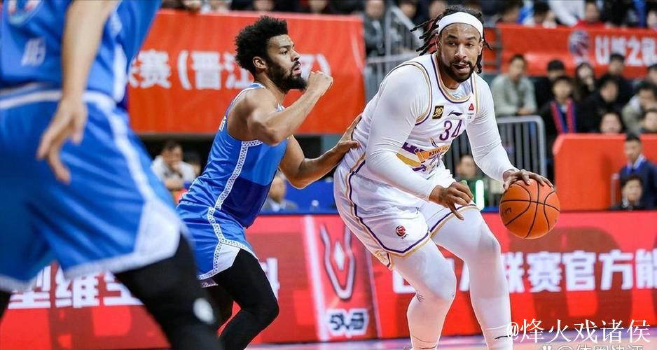 萨林杰封盖三分，长传助攻反击，奎因单手劈扣霸气收尾！